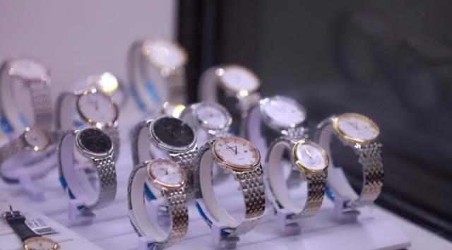 海关查获275万元走私手表 个人代购将被跨境电商逐步取代